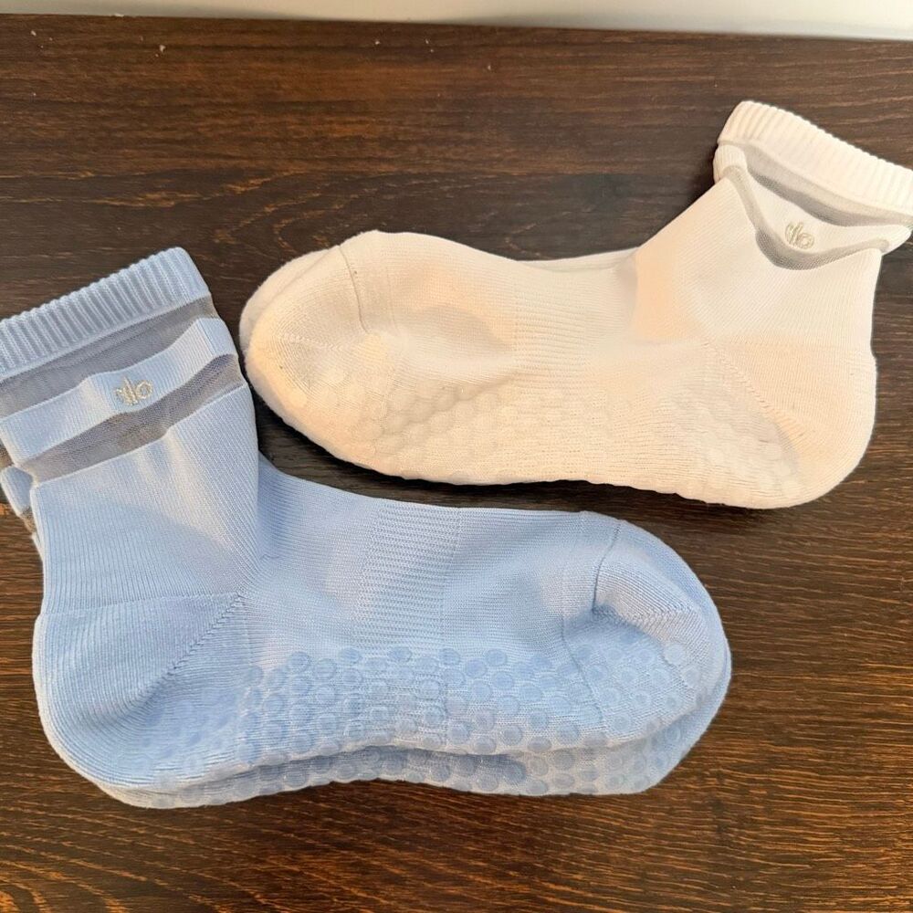 Alo Women's Pulse Grip Sock 2 pair no slip sock blue and white Size M/L